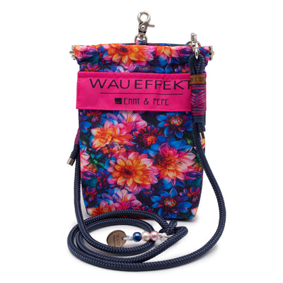EMMY & PEPE Wau-To-Go Dahlia in floralem Muster in bunten Farben Leckerlibeutel und Gassitasche freigestellt mit Taugurt in Dunkelblau und kompaktem Design