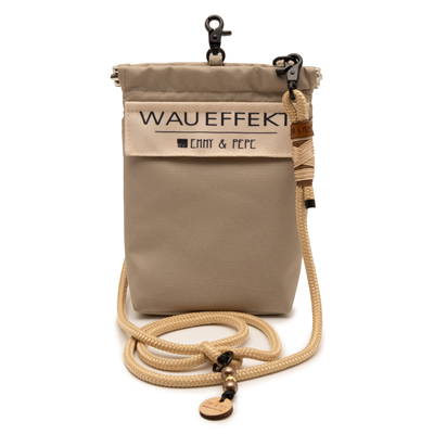 EMMY & PEPE Wau-To-Go Dune in Beige Leckerlibeutel und Gassitasche freigestellt mit Taugurt und kompaktem Design