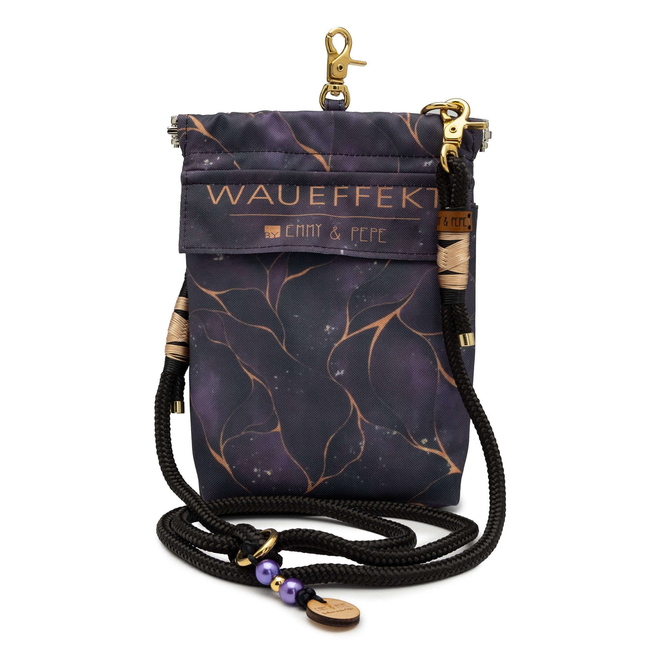 EMMY & PEPE Wau-To-Go DGolden Plum in Dunkellila und Gold Leckerlibeutel und Gassitasche freigestellt mit Taugurt in Schwarz und kompaktem Design