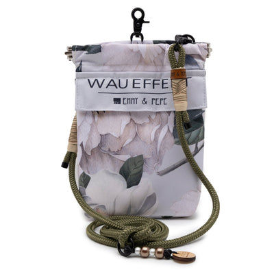 EMMY & PEPE Wau-To-Go Magnolia in Creme & Olive Leckerlibeutel und Gassitasche freigestellt mit Taugurt in Olive und kompaktem Design
