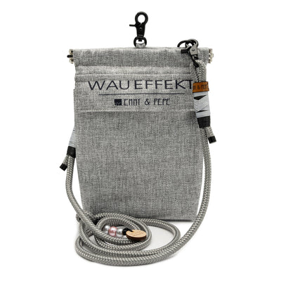 EMMY & PEPE Wau-To-Go Stone in Grau Leckerlibeutel und Gassitasche freigestellt mit Taugurt in Grauund kompaktem Design