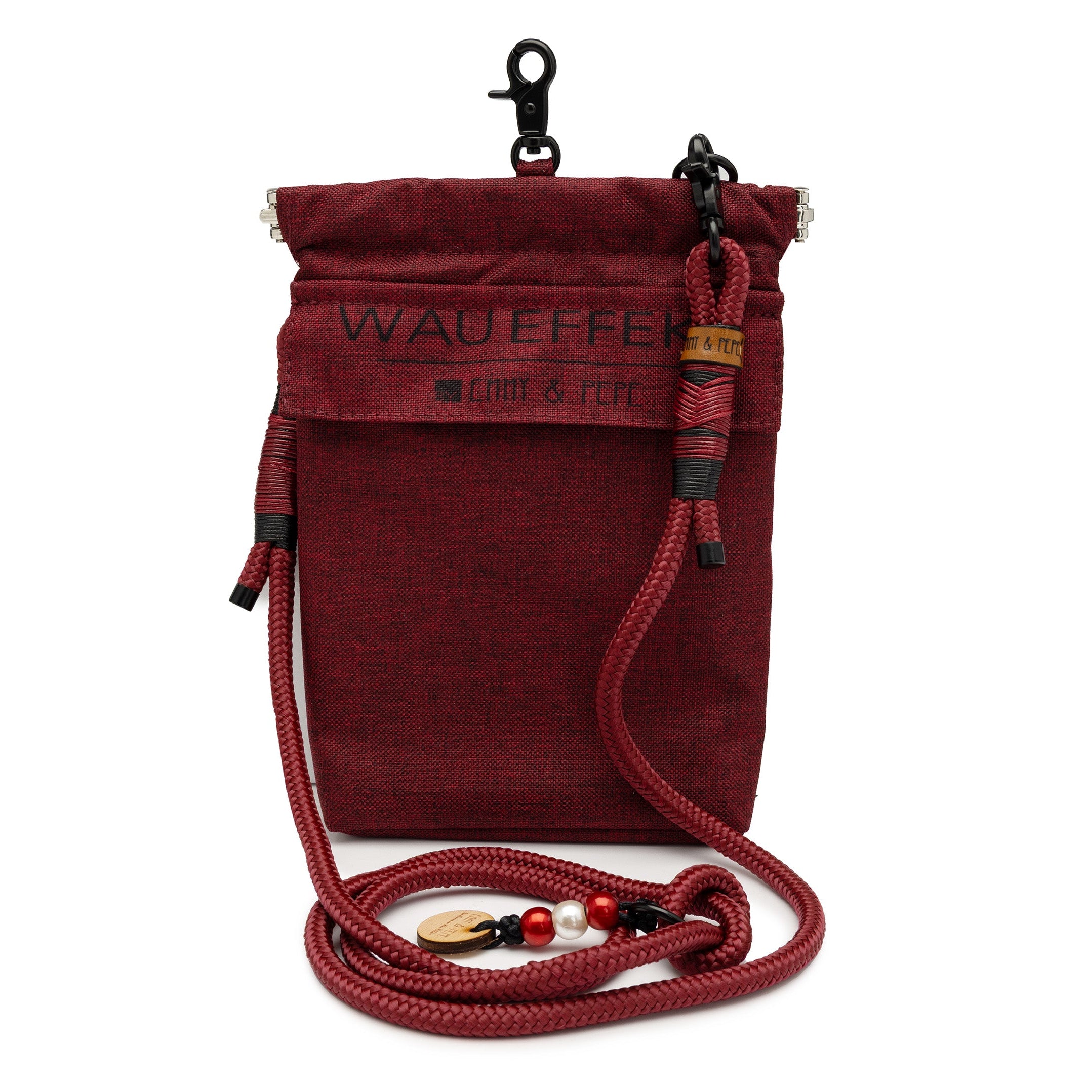 EMMY & PEPE Wau-To-Go Velvet in Bordeaux Leckerlibeutel und Gassitasche freigestellt mit Taugurt in Bordeaux und kompaktem Design
