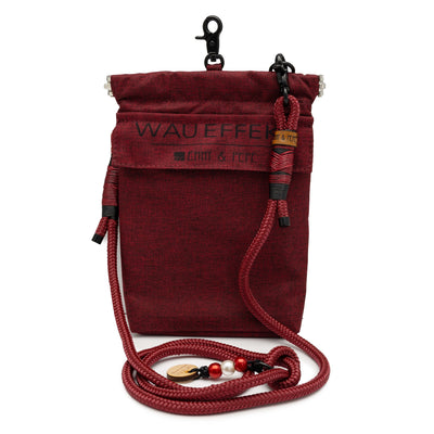 EMMY & PEPE Wau-To-Go Velvet in Bordeaux Leckerlibeutel und Gassitasche freigestellt mit Taugurt in Bordeaux und kompaktem Design