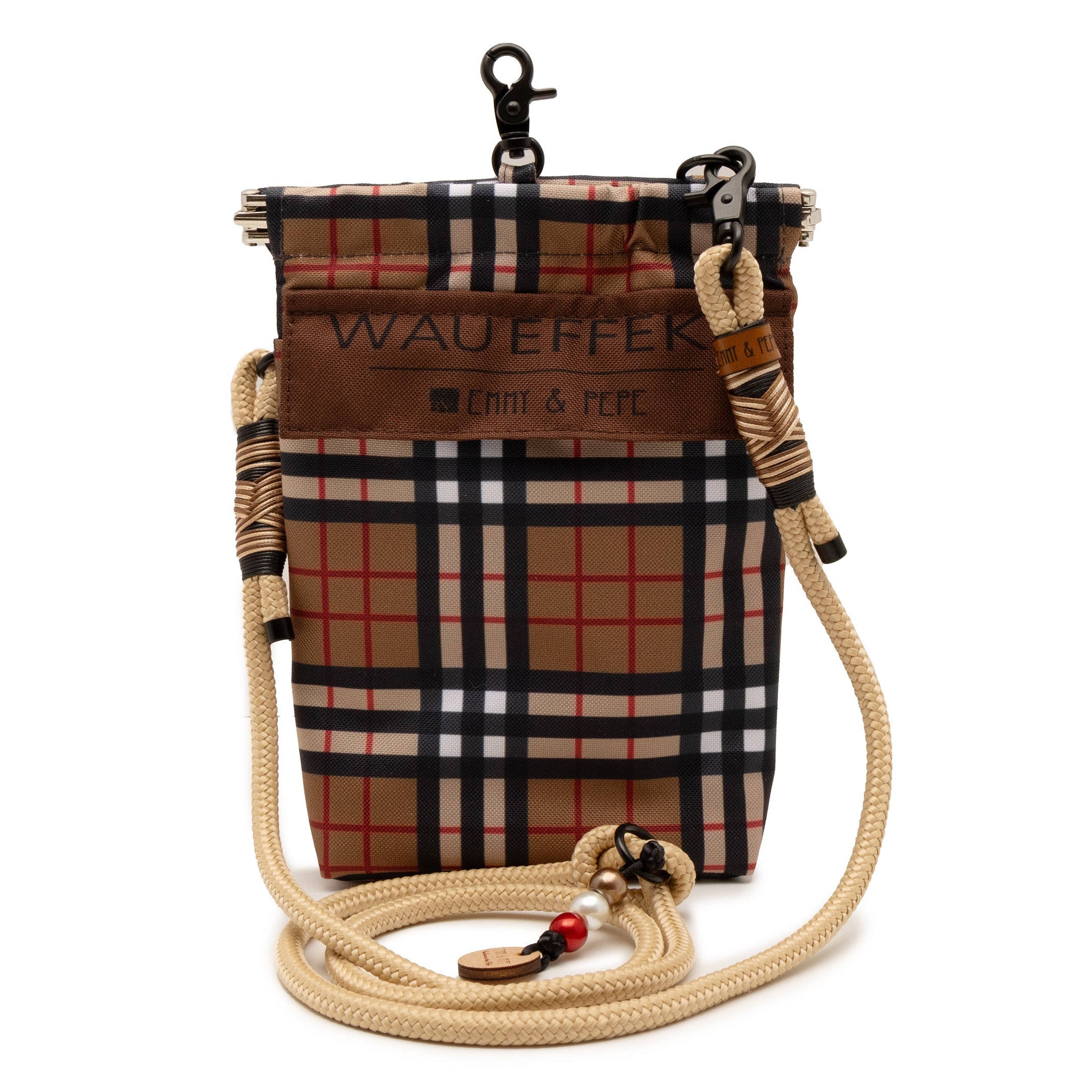 EMMY & PEPE Wau-To-Go Watson in klassische Karomuster in Beige, Schwarz, Weiß und Rot Leckerlibeutel und Gassitasche freigestellt mit Taugurt in Creme und kompaktem Design