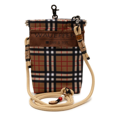 EMMY & PEPE Wau-To-Go Watson in klassische Karomuster in Beige, Schwarz, Weiß und Rot Leckerlibeutel und Gassitasche freigestellt mit Taugurt in Creme und kompaktem Design