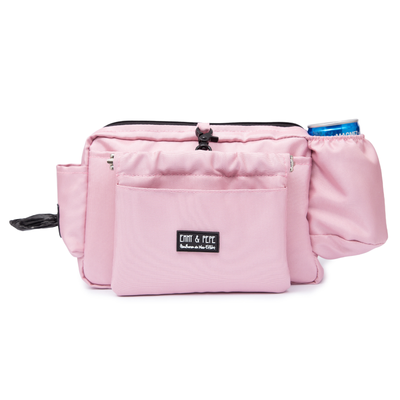Freigestellte Wau-Pack in Rosa als 2 in 1 Gassitasche und Bauchtasche mit abnehmbarer Wau-Pocket, verstellbarem Gurtband und praktischem Stauraum für Gassi und Hundetraining.