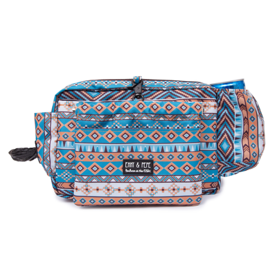 Freigestellte Wau-Pack in Boho Ethno Muster in Türkis und Beige als 2 in 1 Gassitasche und Bauchtasche mit abnehmbarer Wau-Pocket, verstellbarem Gurtband und praktischem Stauraum für Gassi und Hundetraining.