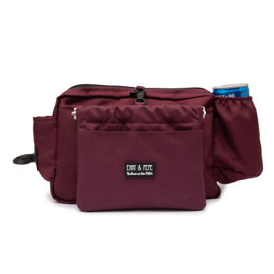 Freigestellte Wau-Pack in Bordeaux als 2 in 1 Gassitasche und Bauchtasche mit abnehmbarer Wau-Pocket, verstellbarem Gurtband und praktischem Stauraum für Gassi und Hundetraining.