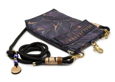 EMMY & PEPE Wau-To-Go Golden Pkum in Lila und Gold Leckerlibeutel und Gassitasche liegend freigestellt mit gut sichtbaren Details am Taugurt