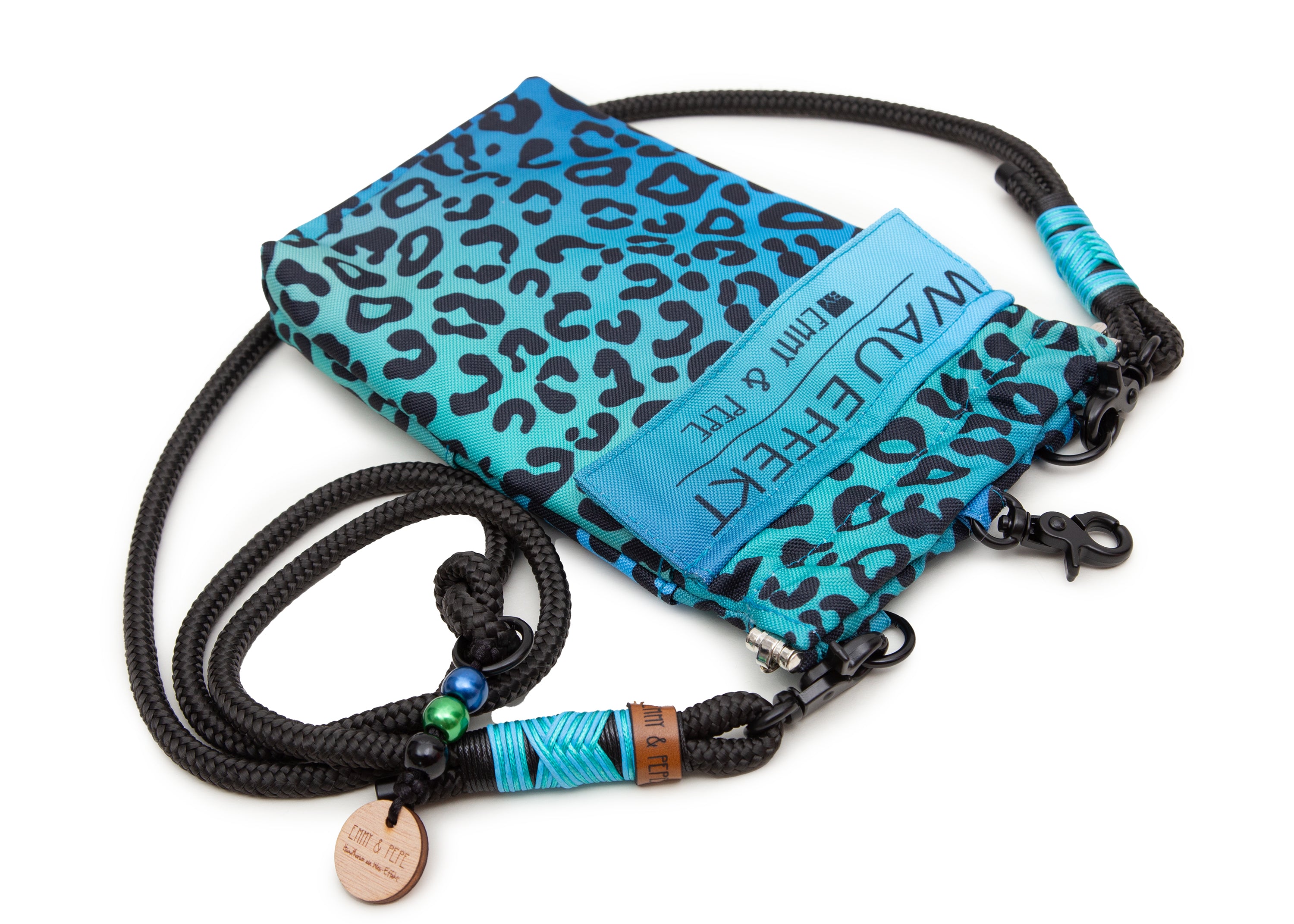 EMMY & PEPE Wau-To-Go Leo Aqua in Blau Leckerlibeutel und Gassitasche liegend freigestellt mit gut sichtbaren Details am Taugurt