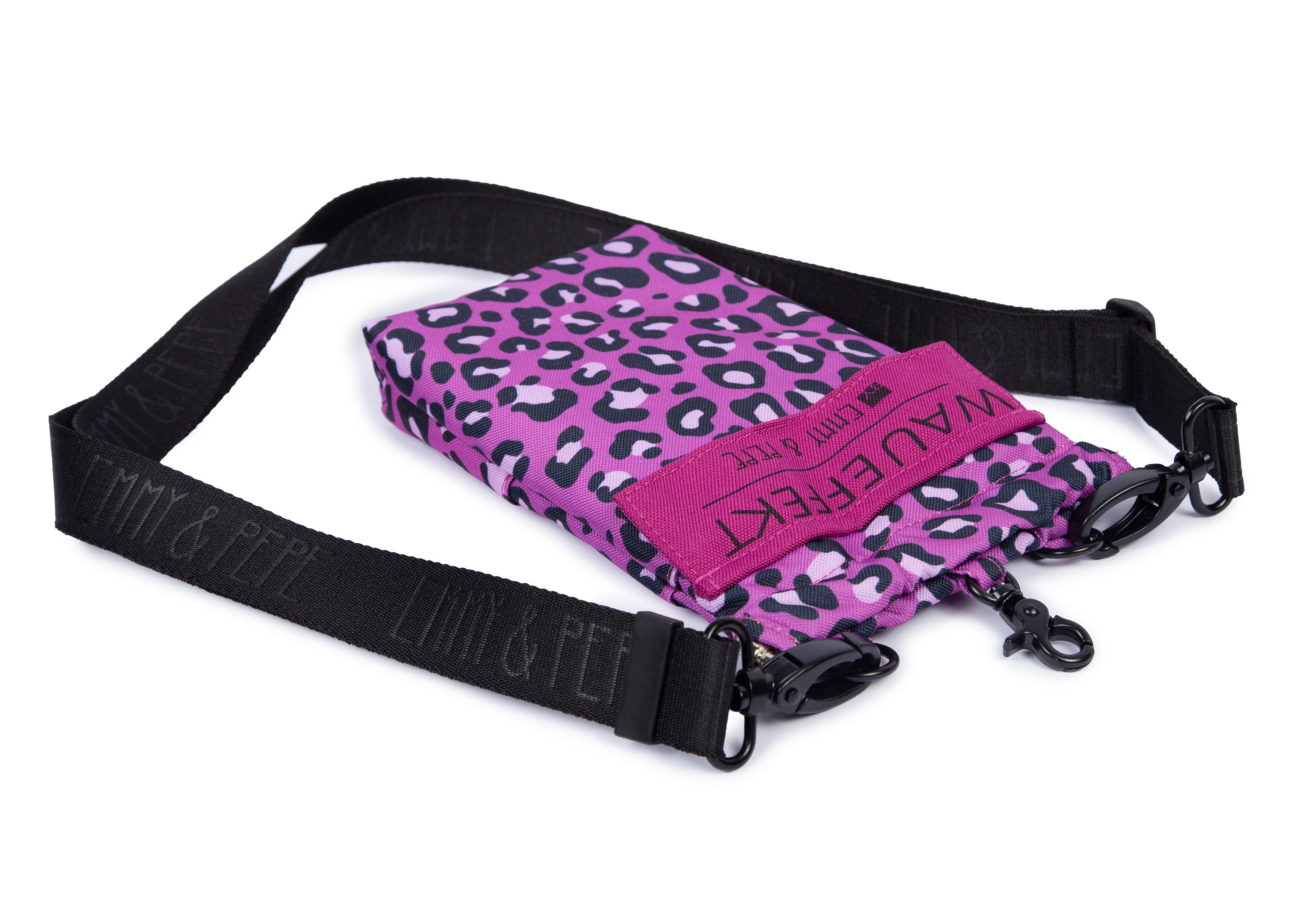 EMMY & PEPE Wau-To-Go Leo Fuchsia Leckerlibeutel und Gassitasche liegend freigestellt mit verstellbarem Gurt