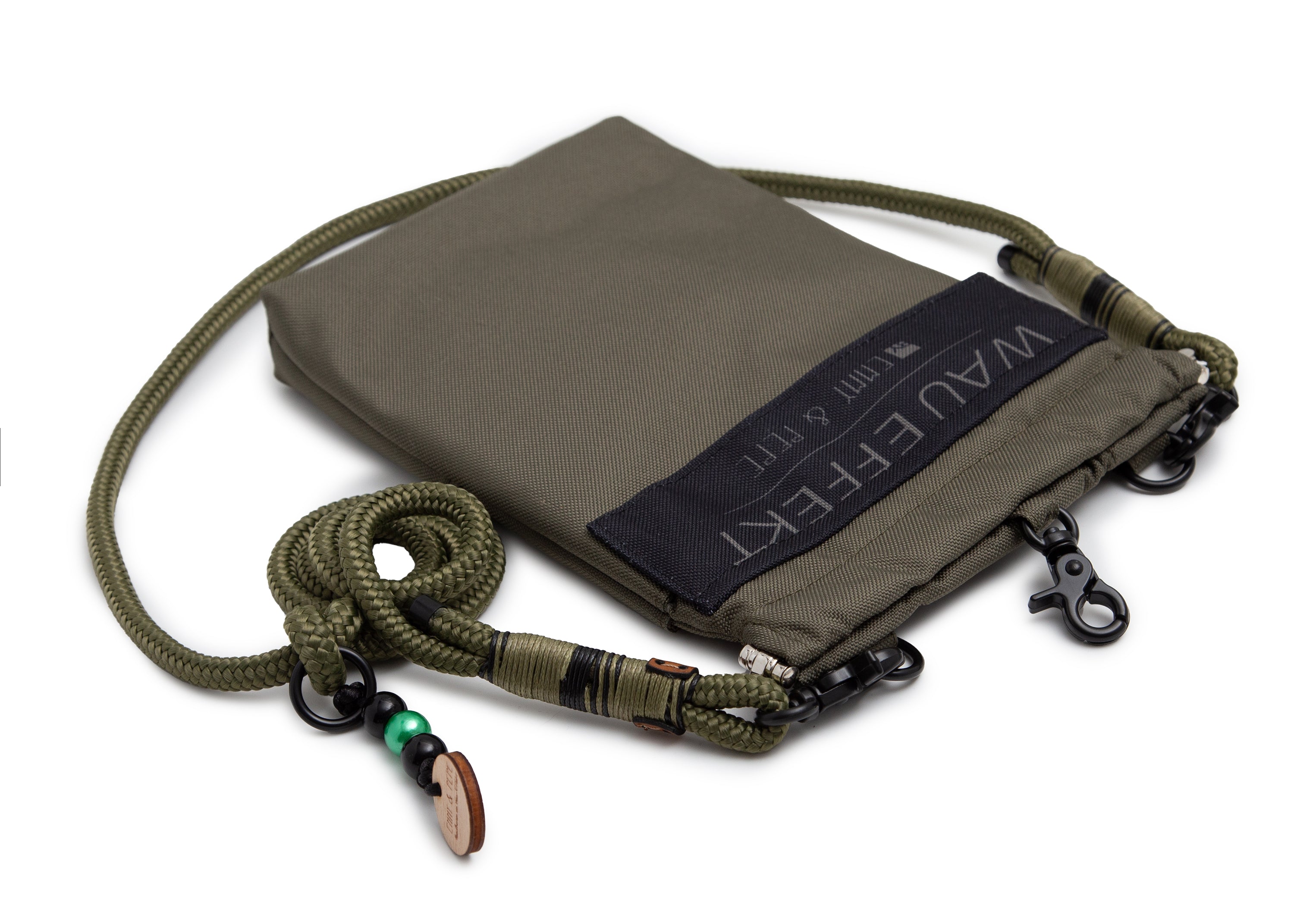 EMMY & PEPE Wau-To-Go Lothar in Olive Leckerlibeutel und Gassitasche liegend freigestellt mit gut sichtbaren Details am Taugurt