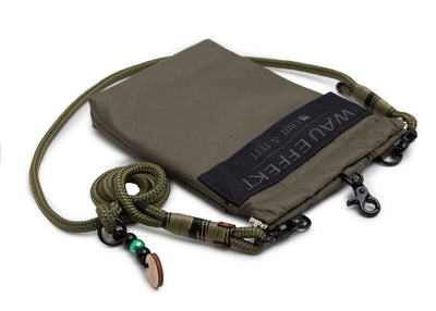 EMMY & PEPE Wau-To-Go Lothar in Olive Leckerlibeutel und Gassitasche liegend freigestellt mit gut sichtbaren Details am Taugurt