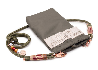 EMMY & PEPE Wau-To-Go Lotte in Olive Leckerlibeutel und Gassitasche liegend freigestellt mit gut sichtbaren Details am Taugurt