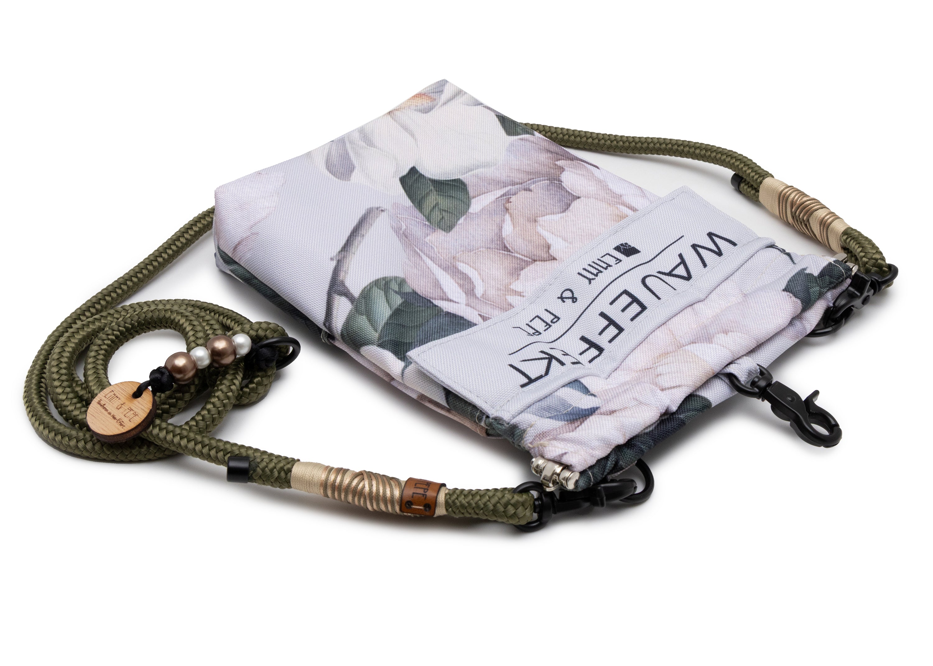 EMMY & PEPE Wau-To-Go Magnolia in Creme und Olive Leckerlibeutel und Gassitasche liegend freigestellt mit gut sichtbaren Details am Taugurt