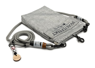 EMMY & PEPE Wau-To-Go Stone in Grau Leckerlibeutel und Gassitasche liegend freigestellt mit gut sichtbaren Details am Taugurt