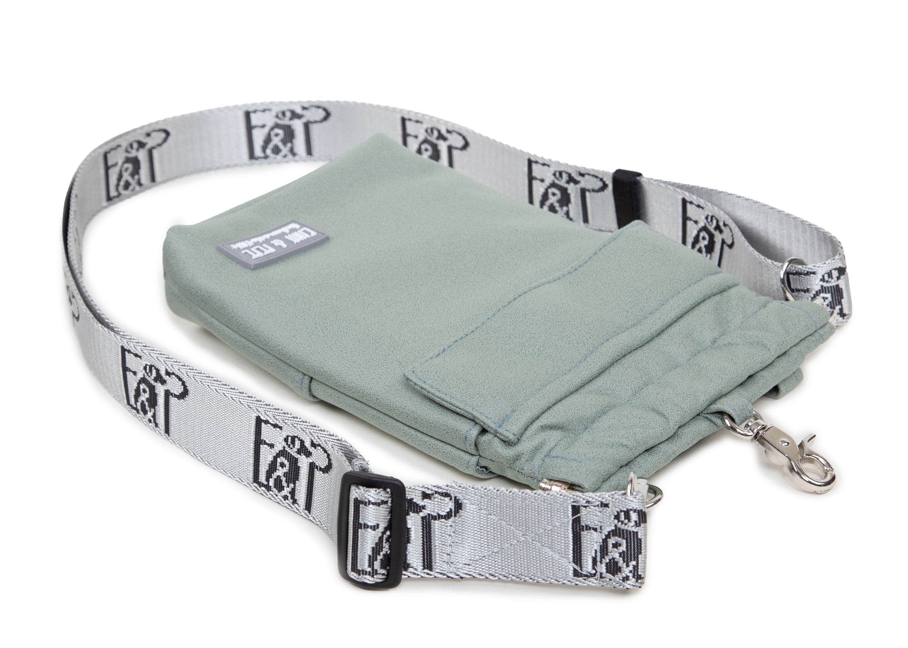 EMMY & PEPE Wau-To-Go Wildleder Salbei Leckerlibeutel und Gassitasche liegend freigestellt mit verstellbarem Gurt