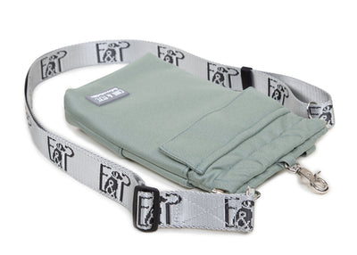 EMMY & PEPE Wau-To-Go Wildleder Salbei Leckerlibeutel und Gassitasche liegend freigestellt mit verstellbarem Gurt