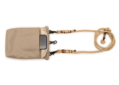 EMMY & PEPE Wau-To-Go Dune in Creme/Beige Leckerlibeutel und Gassitasche von vorne mit magnetischem Fach für Handy, Schlüssel oder Portemonnaie