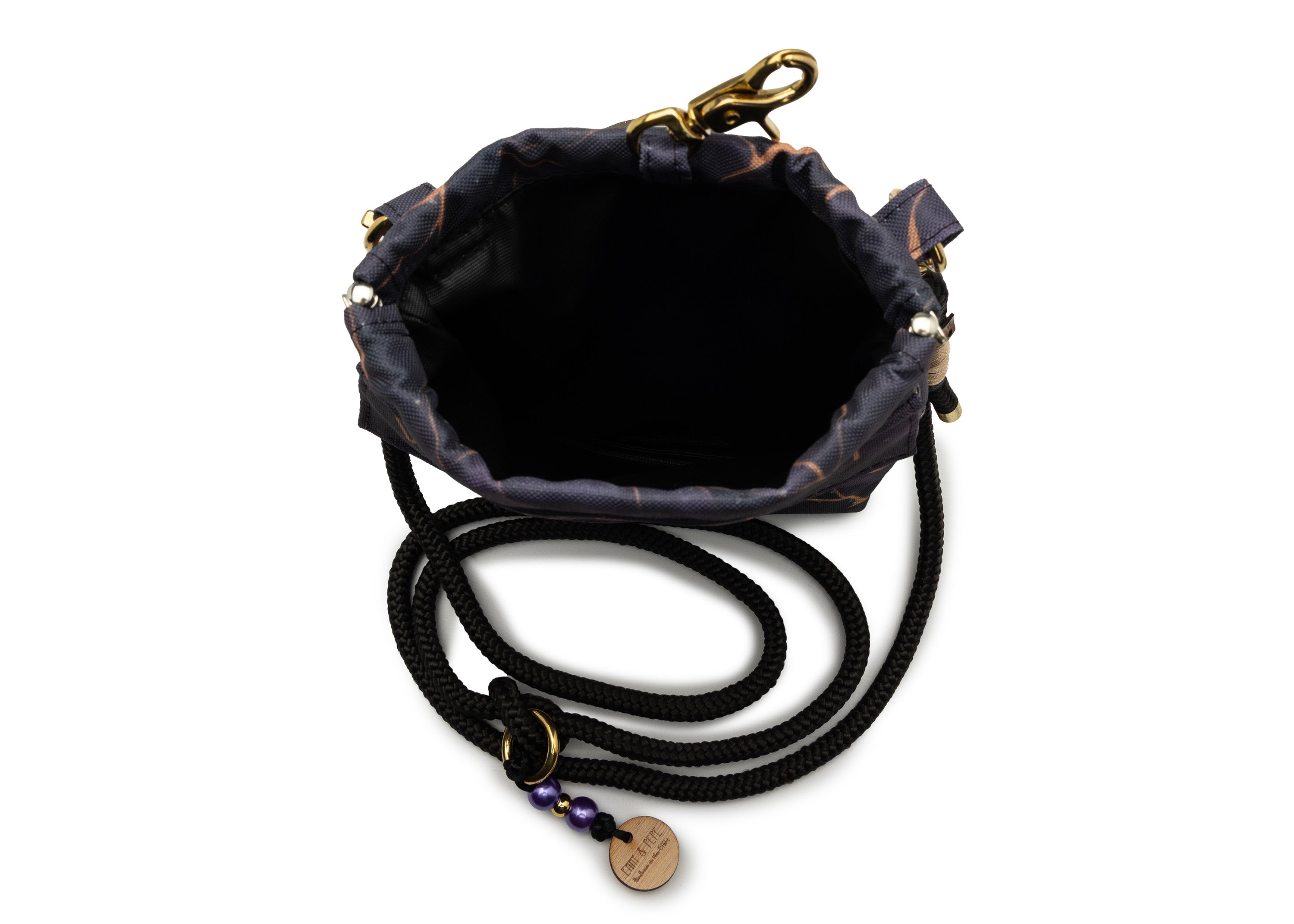 EMMY & PEPE Wau-To-Go Golden Plum in Lila und Gold Leckerlibeutel und Gassitasche mit geöffnetem Spangenverschluss und großem Leckerli-Fach zum einfachen Hineingreifen