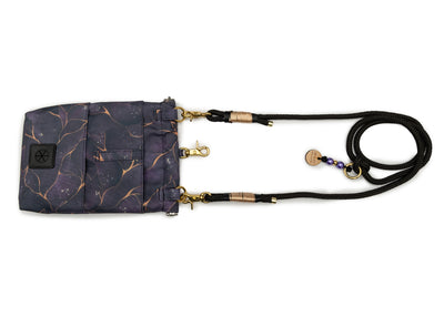 Rückseite der EMMY & PEPE Wau-To-Go Golden Plum in Lila und Gold Leckerlibeutel und Gassitasche mit Zusatzfach, Gürtelschlaufe und integriertem Kotbeutelspender