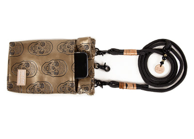 EMMY & PEPE Wau-To-Go Goldskull in Gold mimt Totenköpfen Leckerlibeutel und Gassitasche von vorne mit magnetischem Fach für Handy, Schlüssel oder Portemonnaie