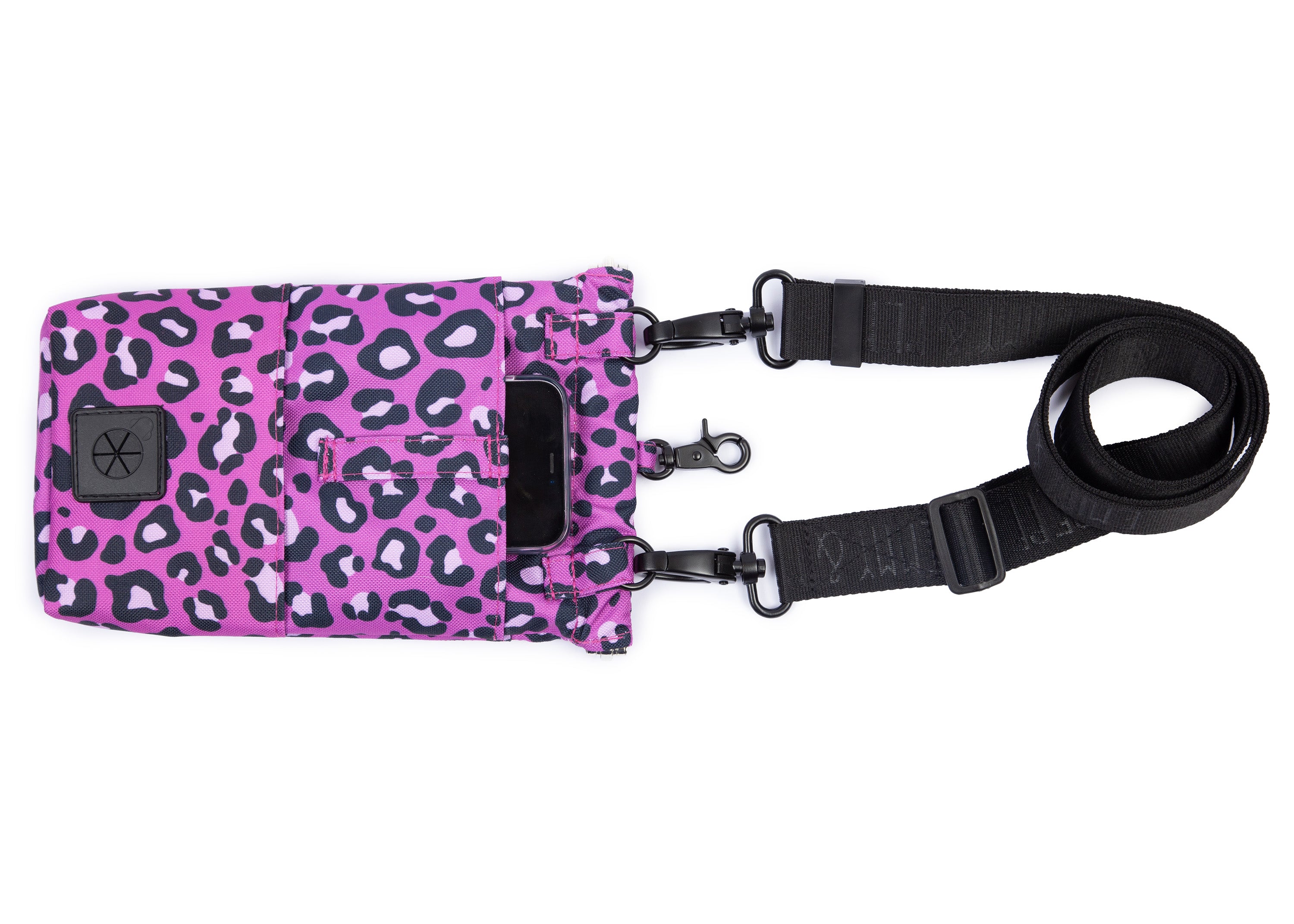 Rückseite der EMMY & PEPE Wau-To-Go Leo Fuchsia Leckerlibeutel und Gassitasche mit Zusatzfach, Gürtelschlaufe und integriertem Kotbeutelspender