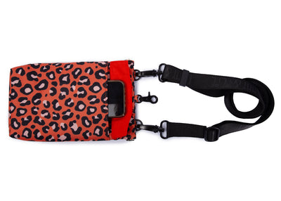 EMMY & PEPE Wau-To-Go Leo Orange Leckerlibeutel und Gassitasche von vorne mit magnetischem Fach für Handy, Schlüssel oder Portemonnaie