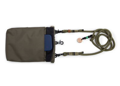 EMMY & PEPE Wau-To-Go Lothar in Olive Leckerlibeutel und Gassitasche von vorne mit magnetischem Fach für Handy, Schlüssel oder Portemonnaie