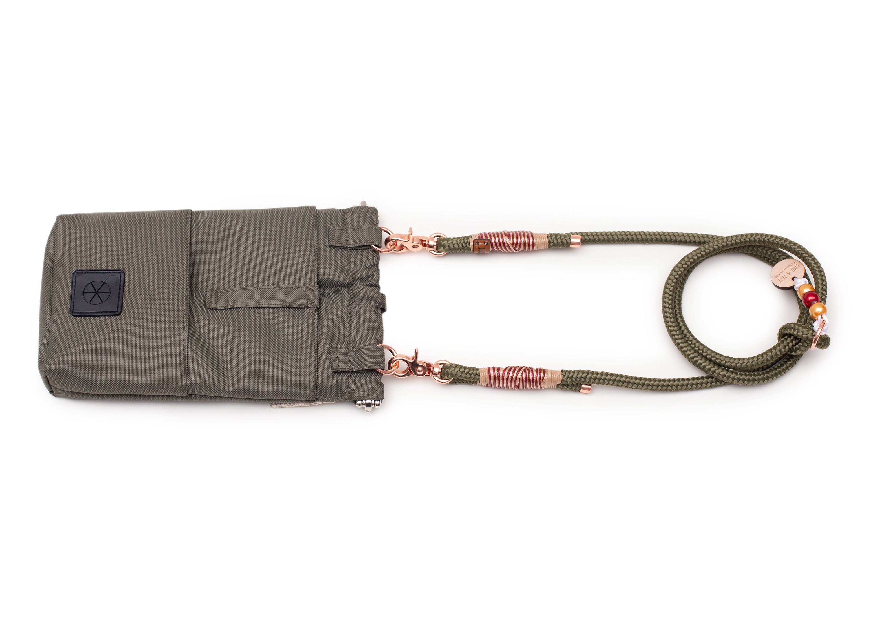 Rückseite der EMMY & PEPE Wau-To-Go Lotte in Olive Leckerlibeutel und Gassitasche mit Zusatzfach, Gürtelschlaufe und integriertem Kotbeutelspender