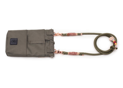Rückseite der EMMY & PEPE Wau-To-Go Lotte in Olive Leckerlibeutel und Gassitasche mit Zusatzfach, Gürtelschlaufe und integriertem Kotbeutelspender