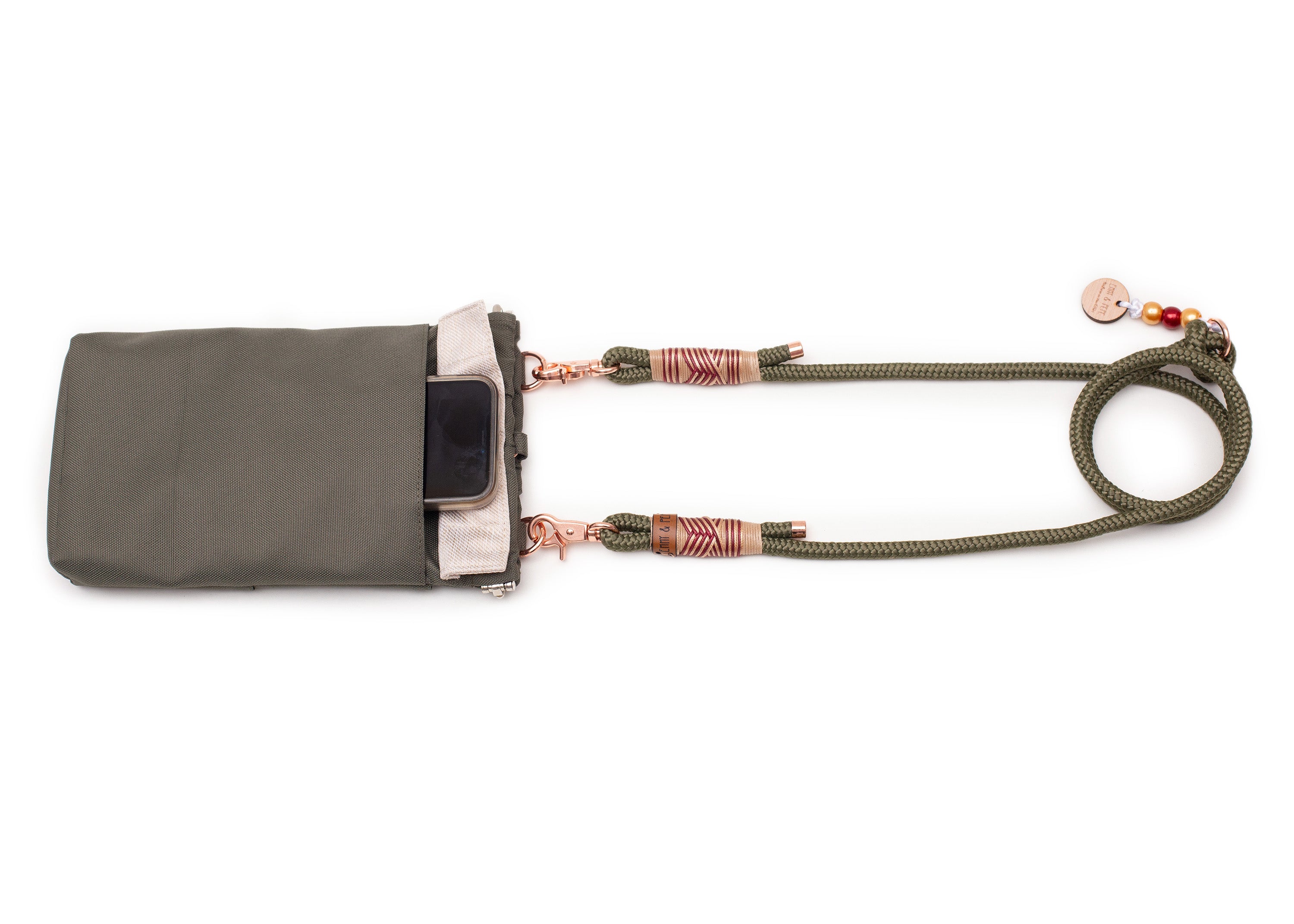 EMMY & PEPE Wau-To-Go Lotte in Olive Leckerlibeutel und Gassitasche von vorne mit magnetischem Fach für Handy, Schlüssel oder Portemonnaie