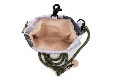 EMMY & PEPE Wau-To-Go Magnolia in Creme und Olive Leckerlibeutel und Gassitasche mit geöffnetem Spangenverschluss und großem Leckerli-Fach zum einfachen Hineingreifen