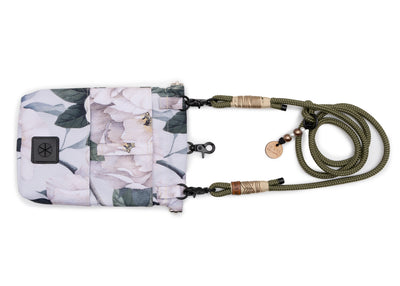 Rückseite der EMMY & PEPE Wau-To-Go Magnolia in Creme und Olive Leckerlibeutel und Gassitasche mit Zusatzfach, Gürtelschlaufe und integriertem Kotbeutelspender
