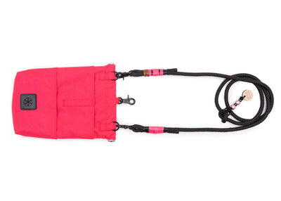 Rückseite der EMMY & PEPE Wau-To-Go Neon Pink Leckerlibeutel und Gassitasche mit Zusatzfach, Gürtelschlaufe und integriertem Kotbeutelspender