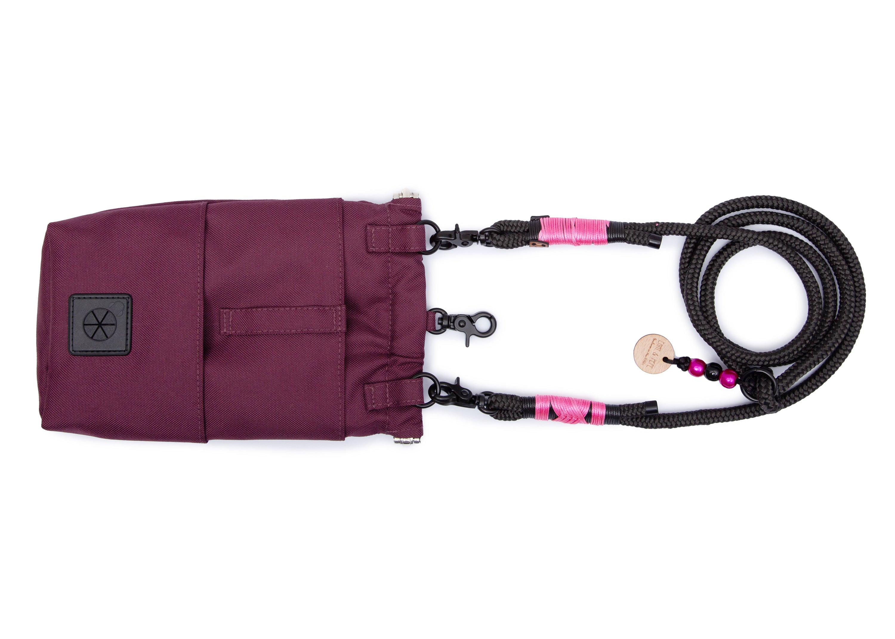 Rückseite der EMMY & PEPE Wau-To-Go Pink Berry Leckerlibeutel und Gassitasche mit Zusatzfach, Gürtelschlaufe und integriertem Kotbeutelspender