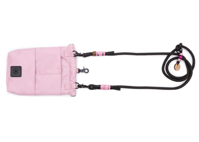 Rückseite der EMMY & PEPE Wau-To-Go Rosi in Rosa Leckerlibeutel und Gassitasche mit Zusatzfach, Gürtelschlaufe und integriertem Kotbeutelspender