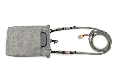 EMMY & PEPE Wau-To-Go Stone in Grau Leckerlibeutel und Gassitasche von vorne mit magnetischem Fach für Handy, Schlüssel oder Portemonnaie