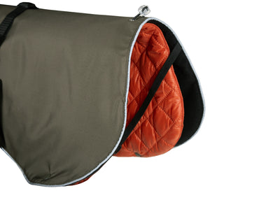Wau-Coat Hundemantel in Olive mit verstellbarem Rückenabschluss und herausnehmbarem Innenfutter für optimalen Wetterschutz mit praktischen Beinschlaufen
