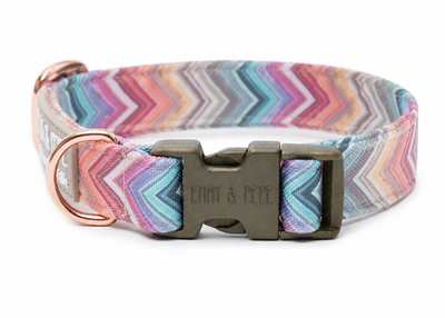 Bunt gemustertes Hundehalsband mit Zickzack-Design in Pastellfarben wie Rosa, Türkis, Blau und Beige. Das Halsband verfügt über eine robuste, olivgrüne Steckschnalle mit „EMMY & PEPE“-Gravur sowie roségoldfarbene Metallringe. Freigestellte Produktaufnahme auf weißem Hintergrund.