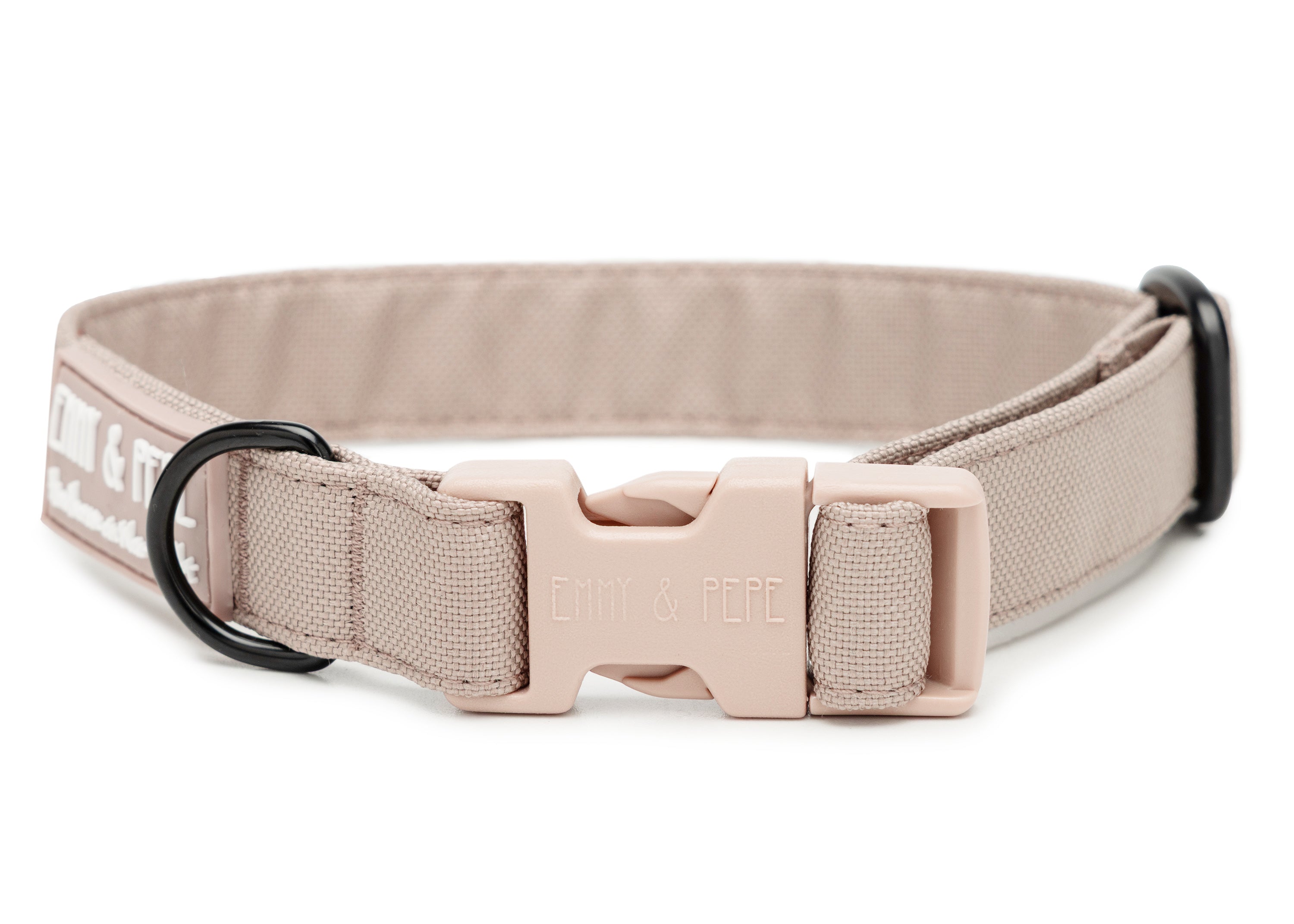 Cremefarbenes Hundehalsband. Das Halsband verfügt über eine robuste, cremefarbene Steckschnalle mit „EMMY & PEPE“-Gravur sowie schwarzem Metallring. Freigestellte Produktaufnahme auf weißem Hintergrund.