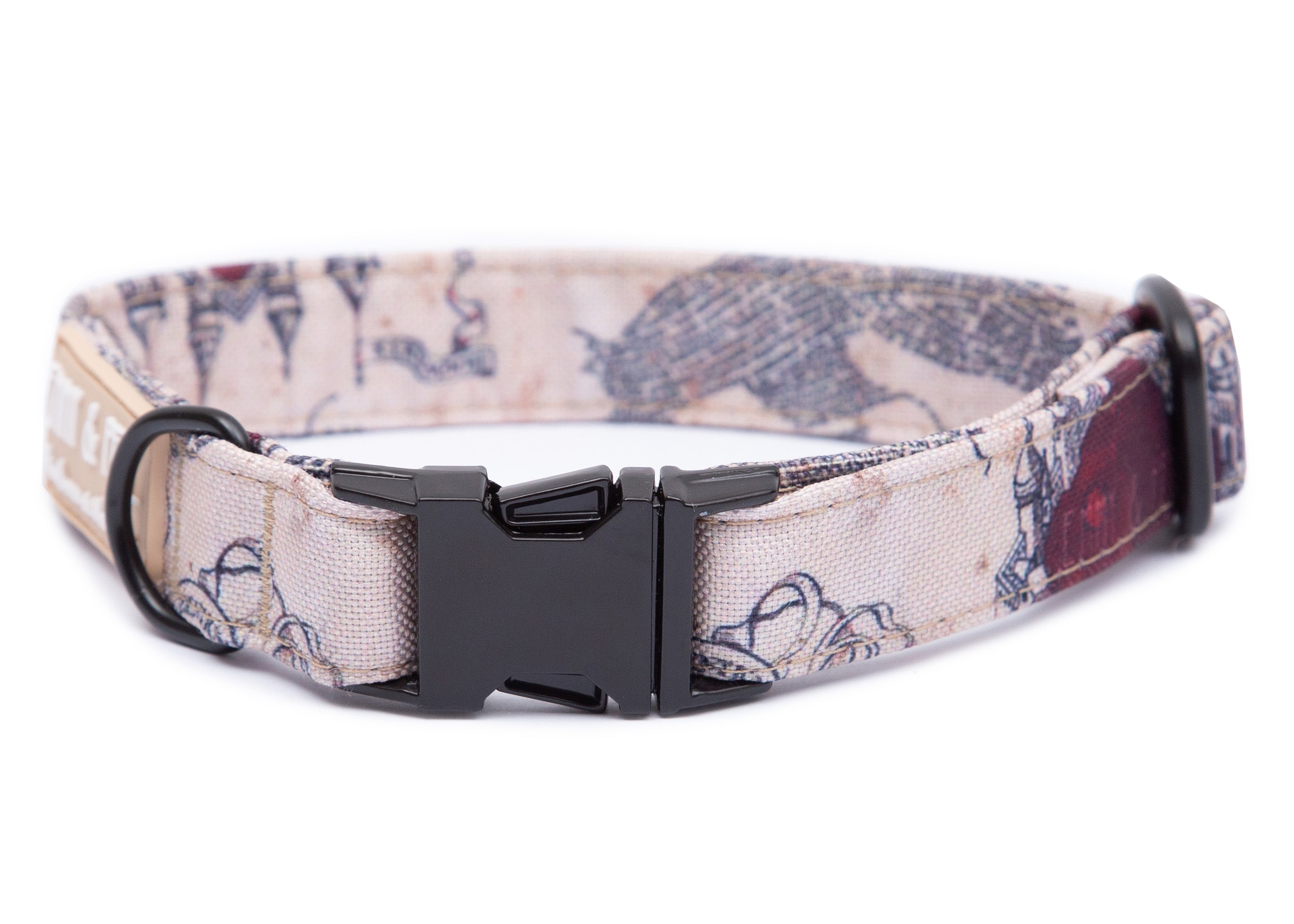 Gemustertes Hundehalsband. Das Halsband verfügt über eine robuste, schwarzer Steckschnalle mit „EMMY & PEPE“-Gravur sowie schwarzem Metallring. Freigestellte Produktaufnahme auf weißem Hintergrund.