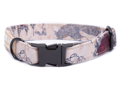 Gemustertes Hundehalsband. Das Halsband verfügt über eine robuste, schwarzer Steckschnalle mit „EMMY & PEPE“-Gravur sowie schwarzem Metallring. Freigestellte Produktaufnahme auf weißem Hintergrund.