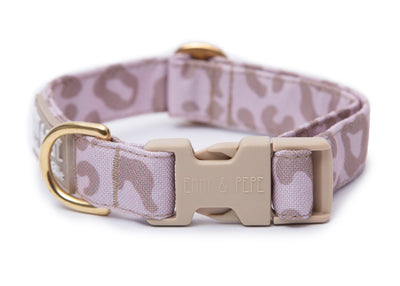 Cremefarbens Leomuster Hundehalsband. Das Halsband verfügt über eine robuste, cremefarbener Steckschnalle mit „EMMY & PEPE“-Gravur sowie goldenem Metallring. Freigestellte Produktaufnahme auf weißem Hintergrund.