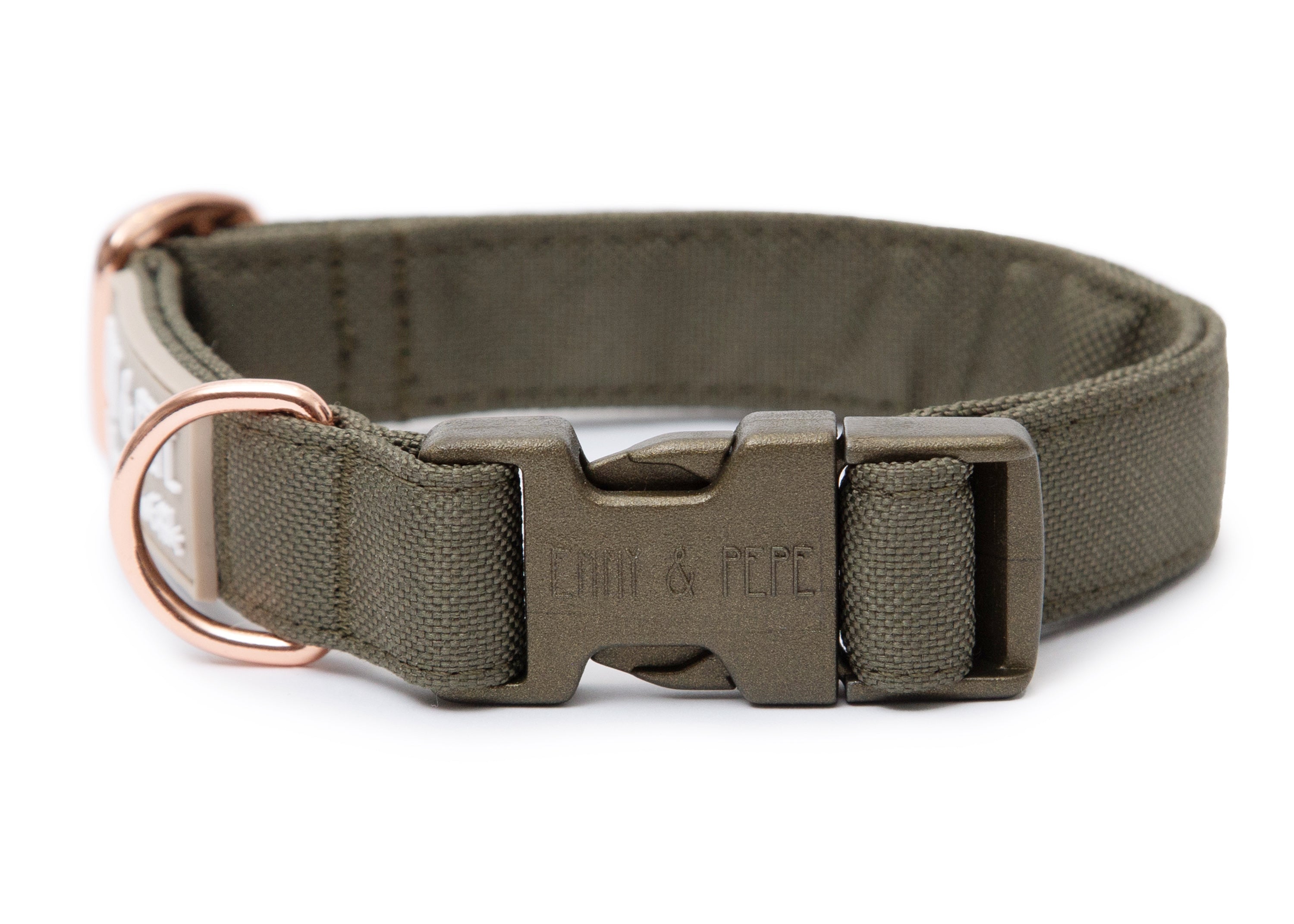 Olivegrünes Hundehalsband. Das Halsband verfügt über eine robuste, grüne Steckschnalle mit „EMMY & PEPE“-Gravur sowie rosegoldenem Metallring. Freigestellte Produktaufnahme auf weißem Hintergrund.