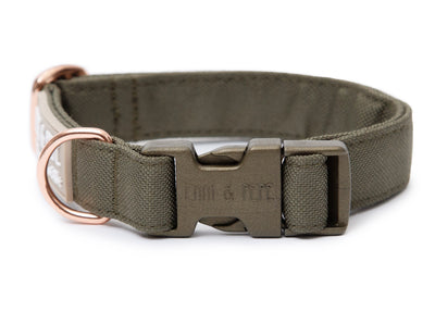 Olivegrünes Hundehalsband. Das Halsband verfügt über eine robuste, grüne Steckschnalle mit „EMMY & PEPE“-Gravur sowie rosegoldenem Metallring. Freigestellte Produktaufnahme auf weißem Hintergrund.