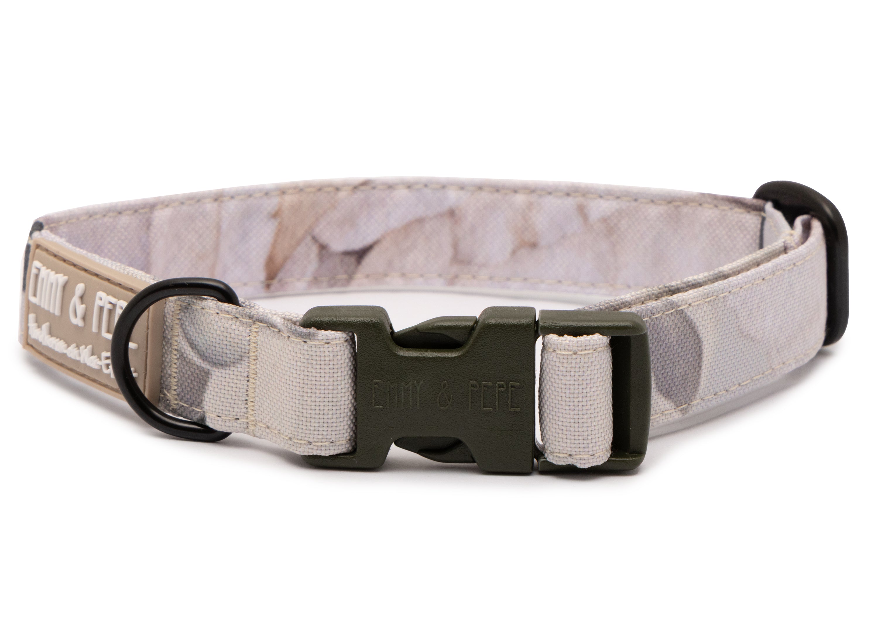 Florales Hundehalsband. Das Halsband verfügt über eine robuste, schwarze Steckschnalle mit „EMMY & PEPE“-Gravur sowie schwarzem Metallring. Freigestellte Produktaufnahme auf weißem Hintergrund.