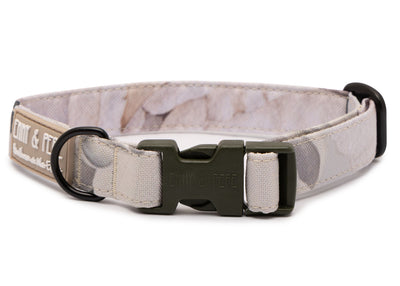 Florales Hundehalsband. Das Halsband verfügt über eine robuste, schwarze Steckschnalle mit „EMMY & PEPE“-Gravur sowie schwarzem Metallring. Freigestellte Produktaufnahme auf weißem Hintergrund.