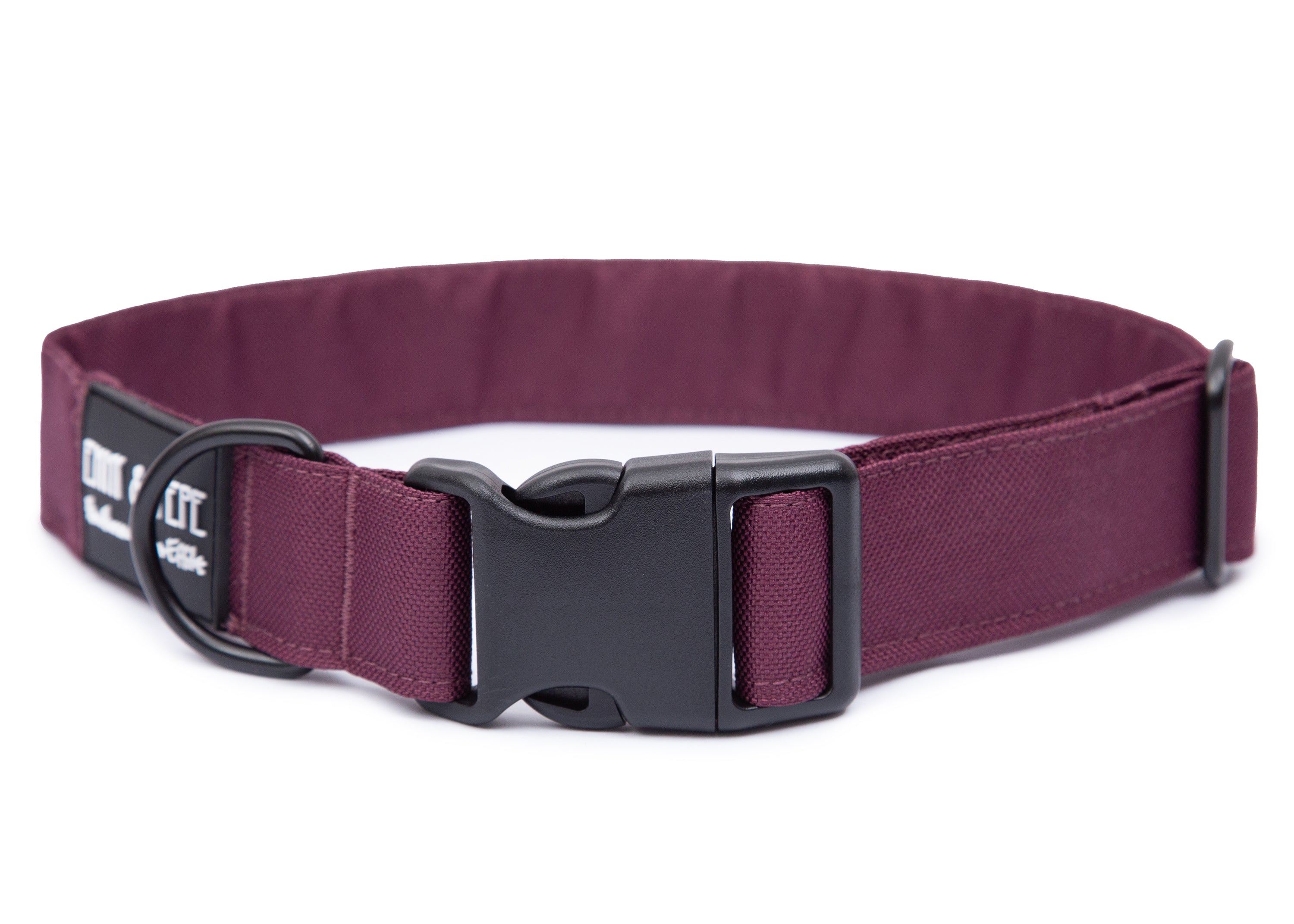 Weinrotes Hundehalsband. Das Halsband verfügt über eine robuste, schwarzer Steckschnalle mit „EMMY & PEPE“-Gravur sowie schwarzem Metallring. Freigestellte Produktaufnahme auf weißem Hintergrund.