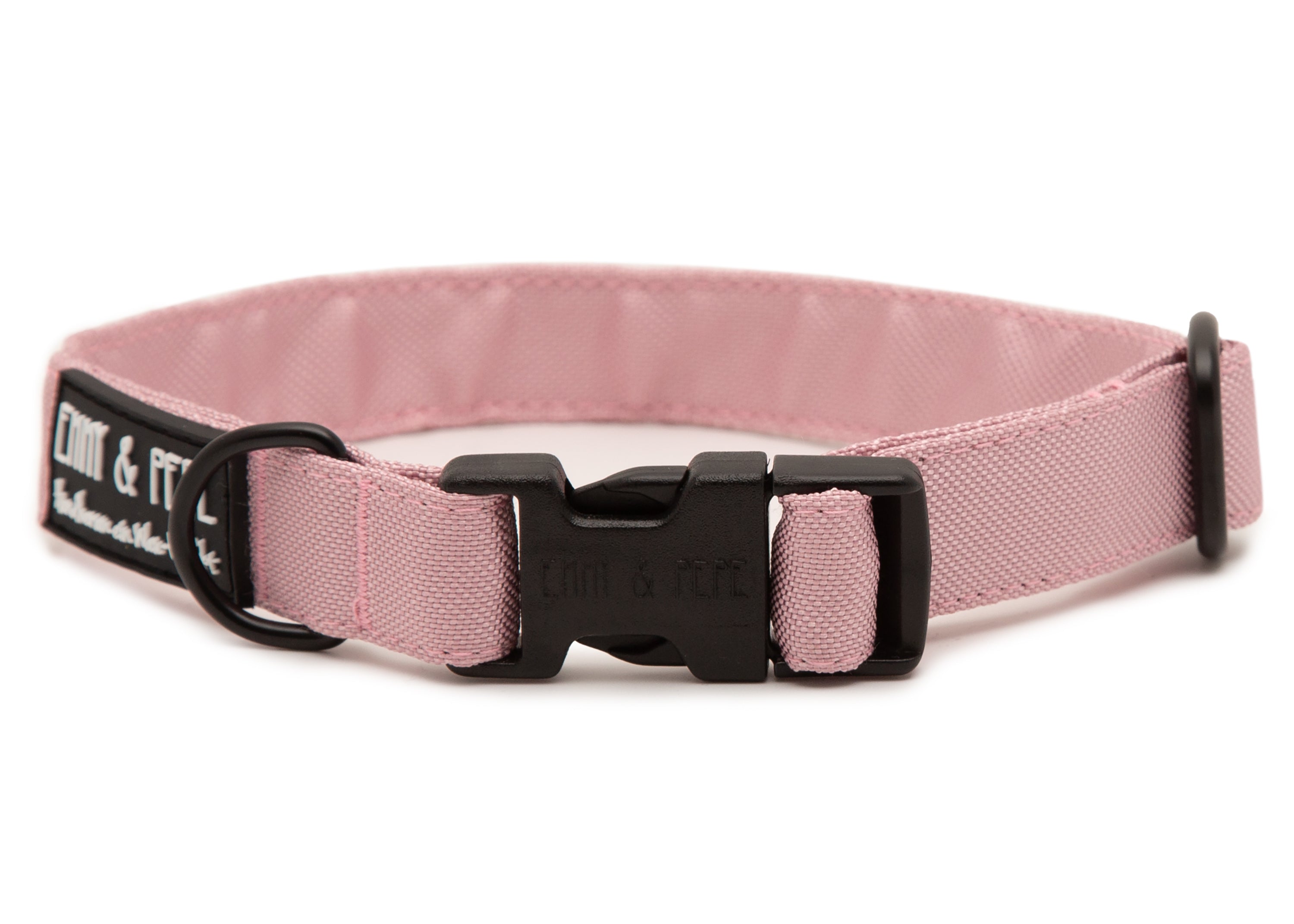 Rosafarbenes Hundehalsband. Das Halsband verfügt über eine robuste, schwarze Steckschnalle mit „EMMY & PEPE“-Gravur sowie schwarzem Metallring. Freigestellte Produktaufnahme auf weißem Hintergrund.